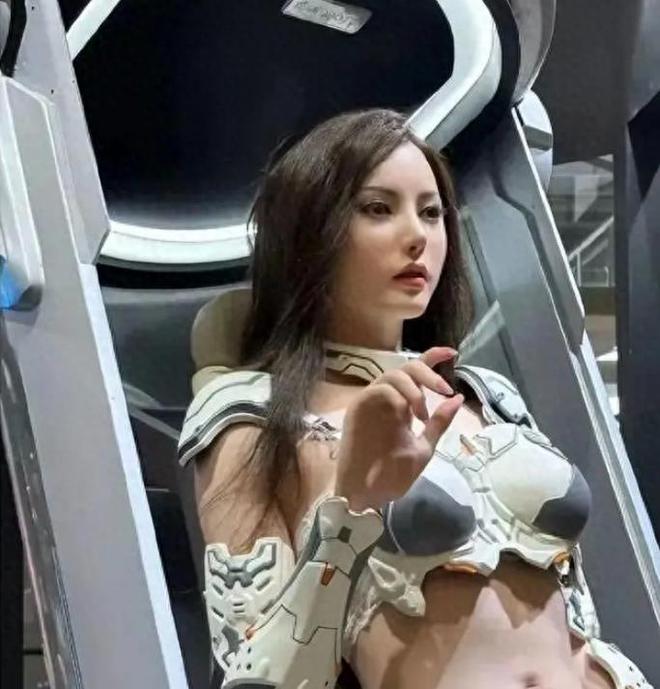 M6 米乐上海模型展硅胶娃娃太像真人遭女权质疑网友：姿势太膈应(图3)